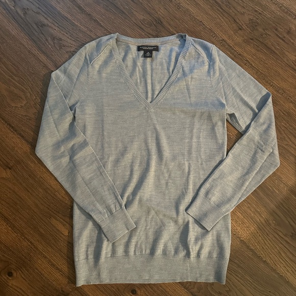 Women’s Banana Republic Superfine Merino Wool V-Neck Sweater - Medium - Picture 3 of 5